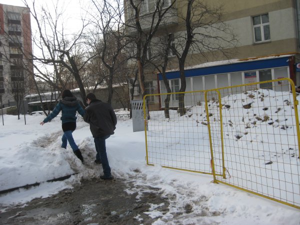 Лужков, уходя, сказал Собянину, что под одним из московских тротуаров зарыт клад (с) Лужков, уходя, сказал Собянину, что под одним из московских тротуаров зарыт клад (с)